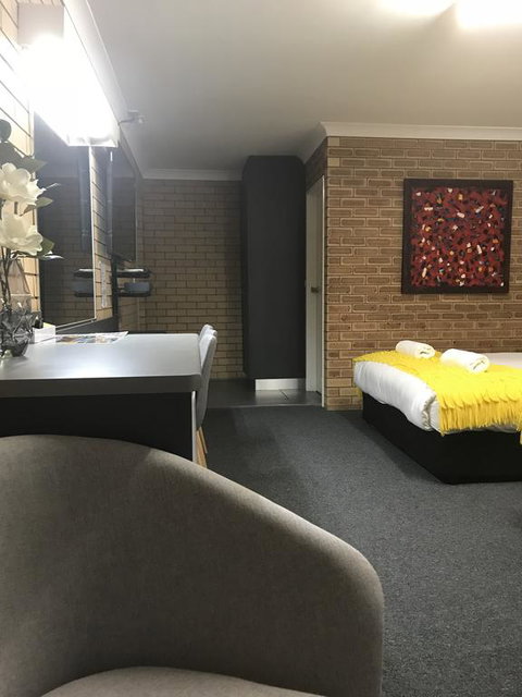 Blue Violet Motor Inn - 2032 Olympic Games 1